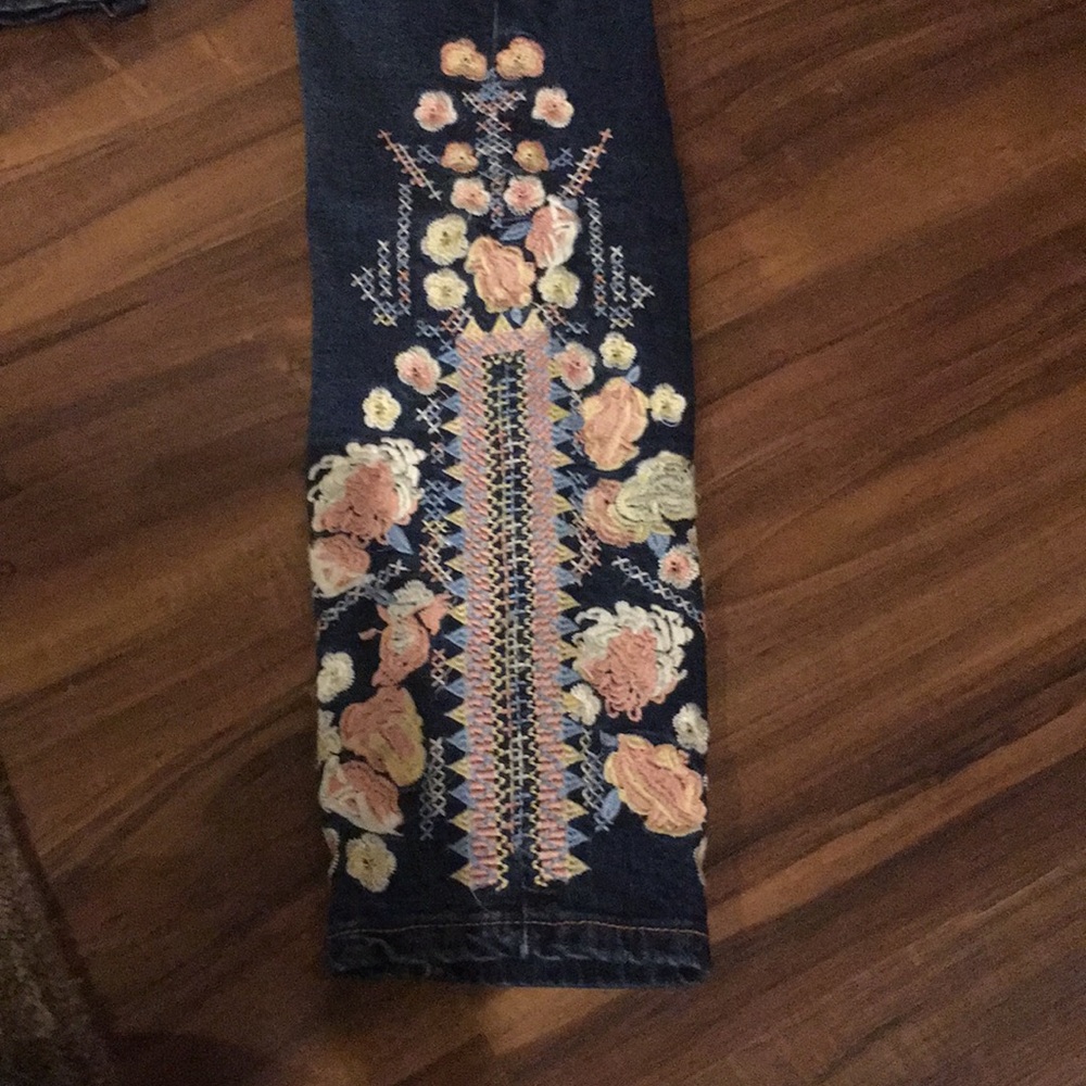 🆕💙Listing. Embroidered Skinny Jeans - Picture 3 of 8